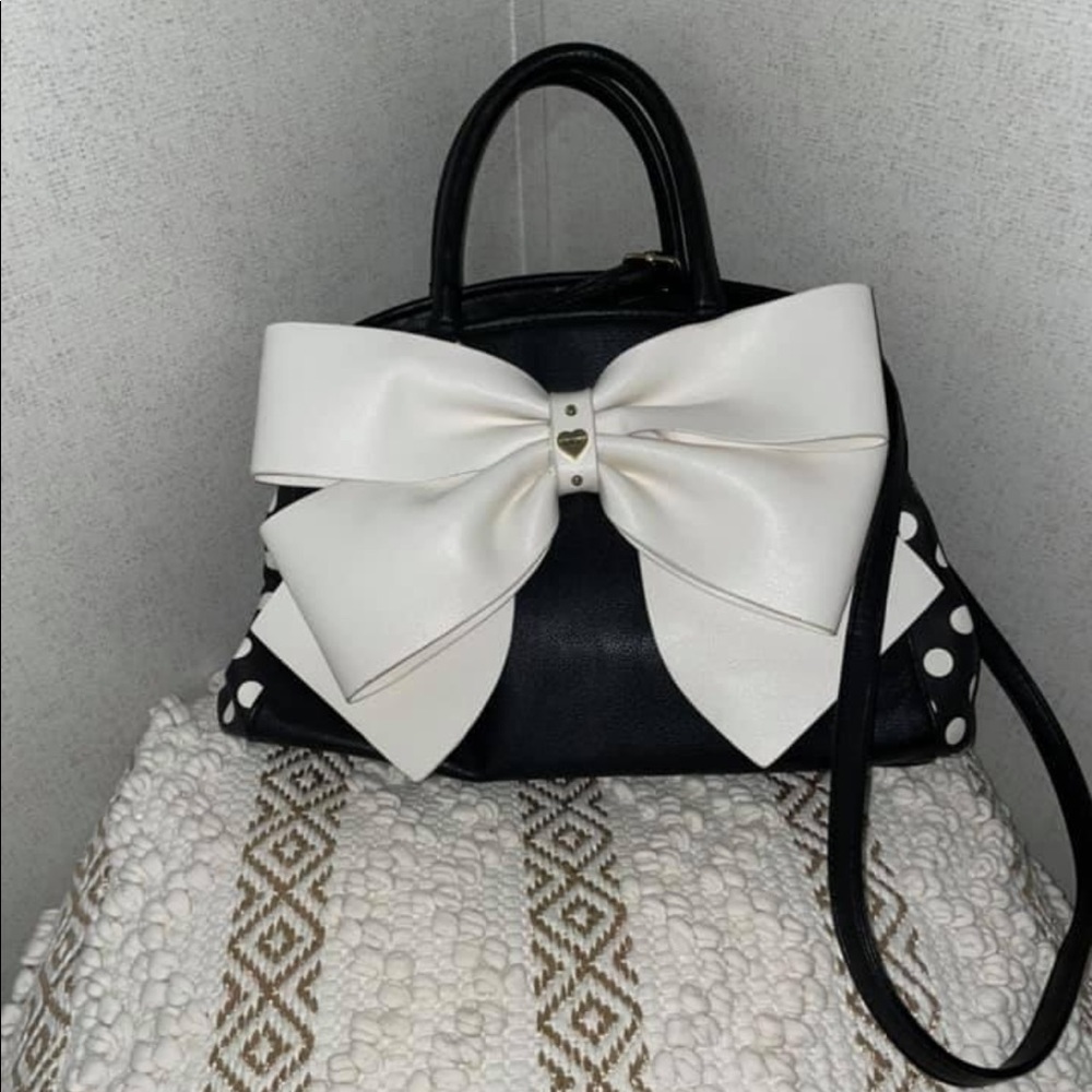 NWOT beautiful Betsey Johnson bow handbag!